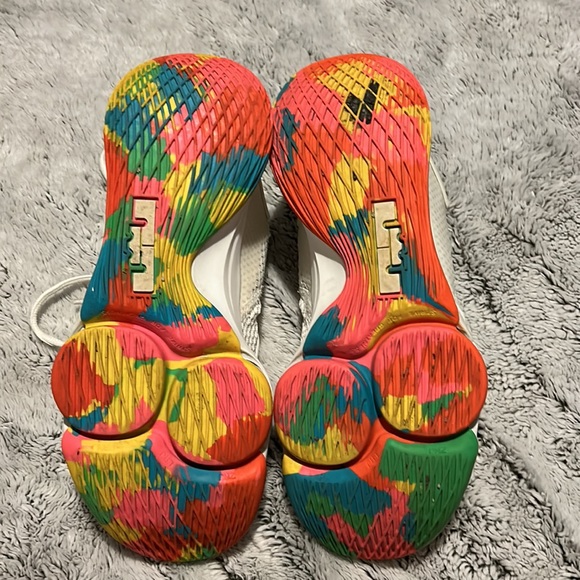 Nike Lebron Witness IV color camo - Picture 6 of 6